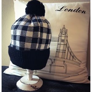 NWOT Woolrich Black & White Pom Pom Stocking Hat